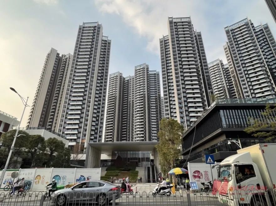本应沉浸在即将喜提新房欢乐中的尖岗山壹号花园900多位准业主,在看到