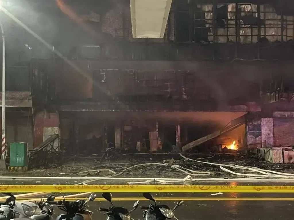 天游平台注册地址痛心！台湾高雄一栋大楼发生火灾，已致46人遇难，警方已带回4名嫌犯