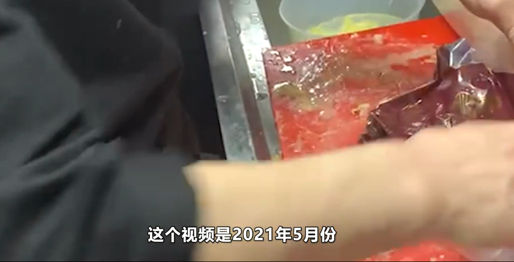 《大V卧底上海第一网红自助餐厅，发现吃剩的刺身、肉给了下波顾客，公司回应：我们也非常震惊》