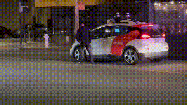 1297402045022342144.gif