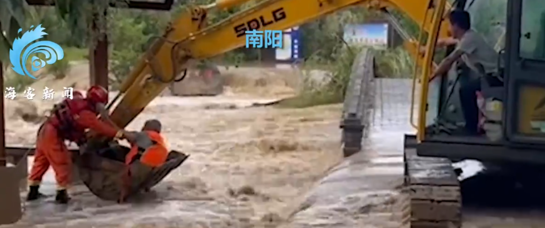 天游平台注册地址桥梁被冲垮，用挖掘机救人…河南多地遭暴雨袭击，郑州发布暴雨预警！又是台风惹的祸？