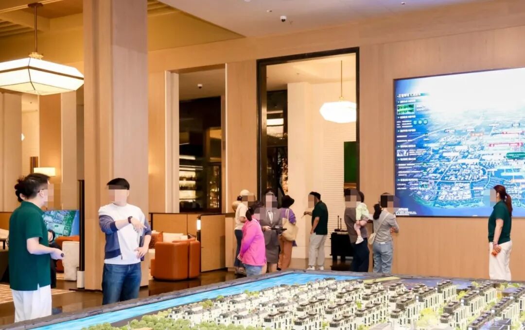 实探国庆假期上海楼市：全家三代人一起看房、签合同，有项目3天销售额已超2亿元 (http://www.chichengjiaxiao.cn/) caij 第3张