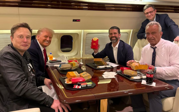 特朗普来华时“空军一号”上菜单曝光：牛肉炒面、春卷和幸运饼干等“美式中餐”！美媒：还没到中国，就等不及要饱餐一顿中餐了 (http://www.pckjsb.cn/) caij 第4张