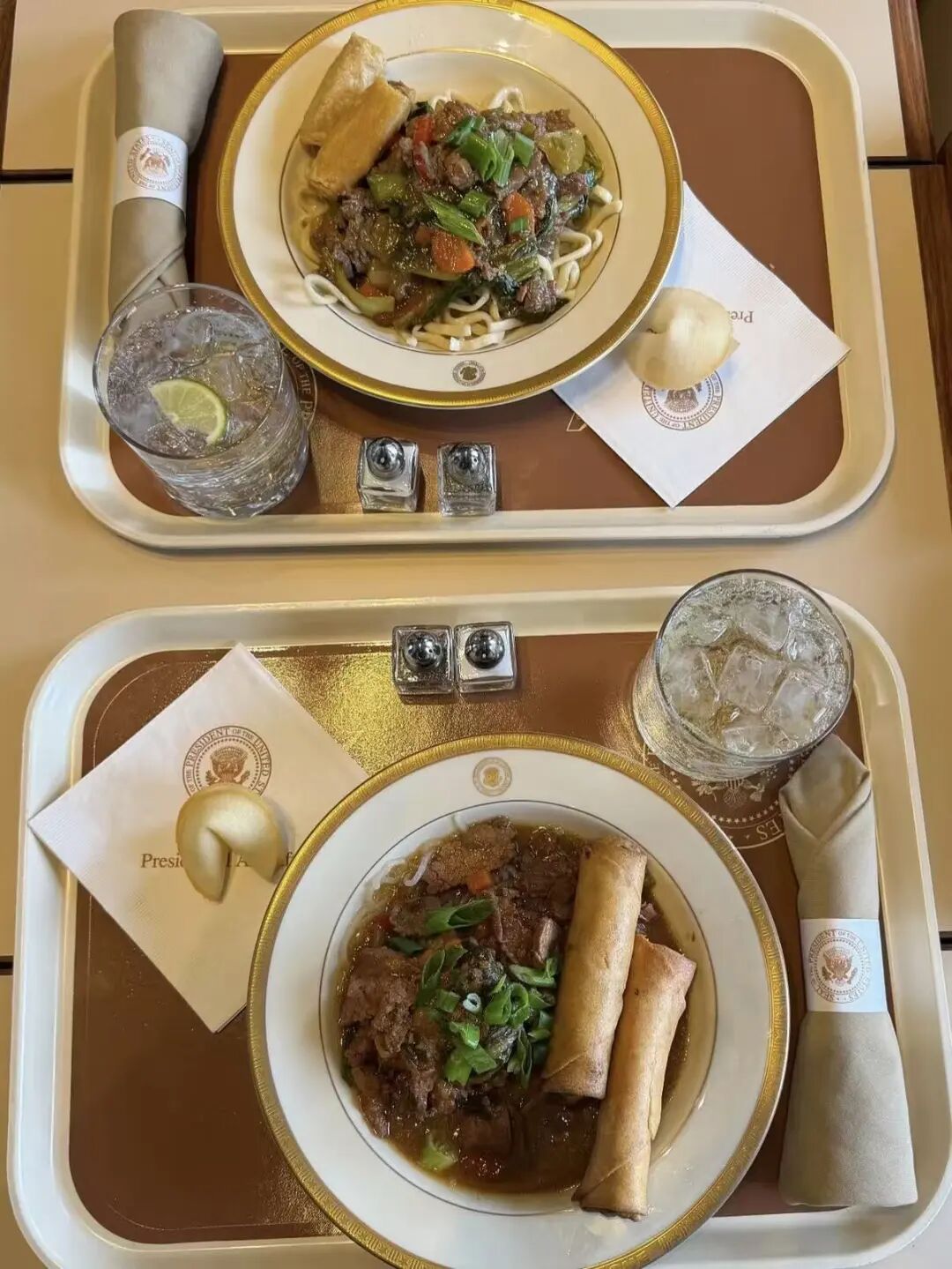 特朗普来华时“空军一号”上菜单曝光：牛肉炒面、春卷和幸运饼干等“美式中餐”！美媒：还没到中国，就等不及要饱餐一顿中餐了 (http://www.pckjsb.cn/) caij 第2张
