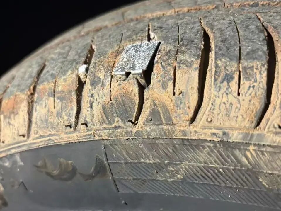 昆明警方通报“多辆汽车被扎破轮胎”：抓获14人！其明知路段无路灯、转弯多，仍抛撒铁钉 (http://www.kingbaby.com.cn/) wap 第1张