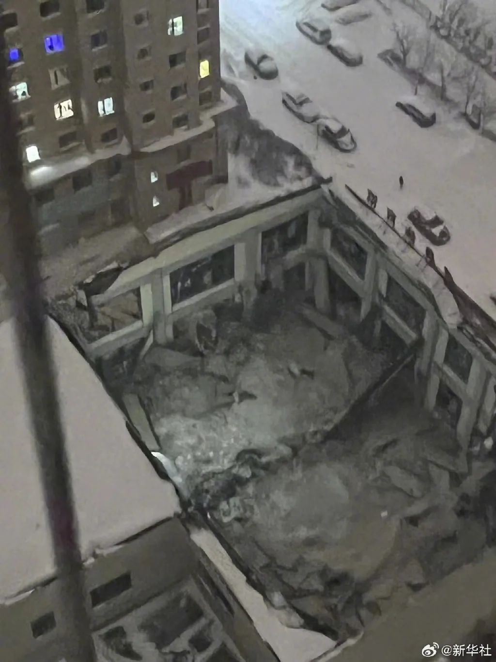 黑龙江：房屋坍塌一人被埋 消防员人工挖掘成功救出_凤凰网视频_凤凰网