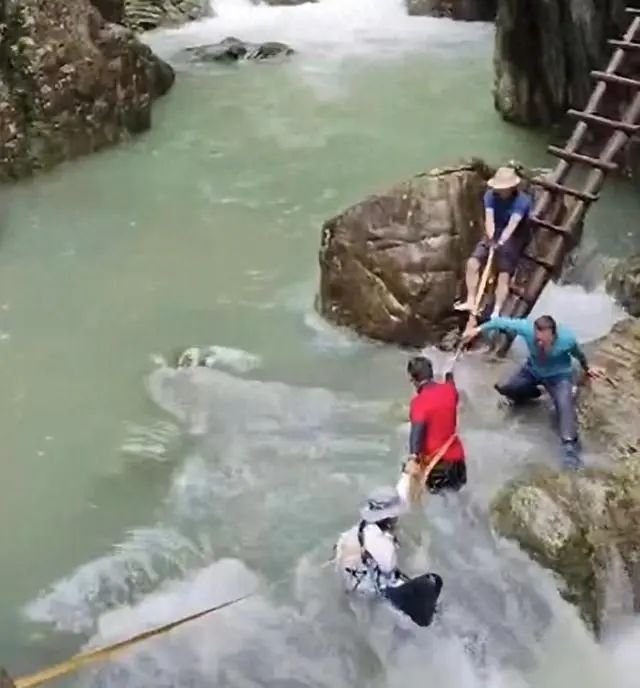 两名驴友横渡急流被冲走，仍在搜救！当地曾连发两天暴雨预警，专业人士：缺乏基本常识