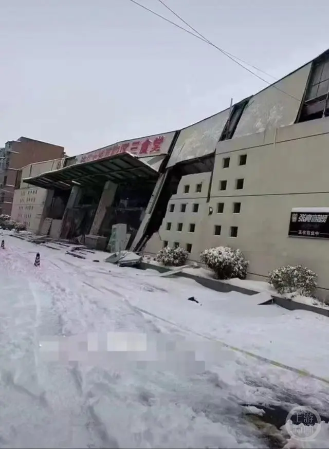 湖北一大学食堂发生垮塌！负责人回应：前一天才除的雪，凌晨5点就塌了