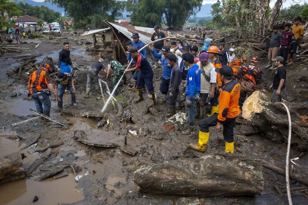   67人死亡，20人失踪！洪水、泥石流、火山冷熔岩流“袭击”，19座桥被毁，当地超4000人被疏散 | 每经网
