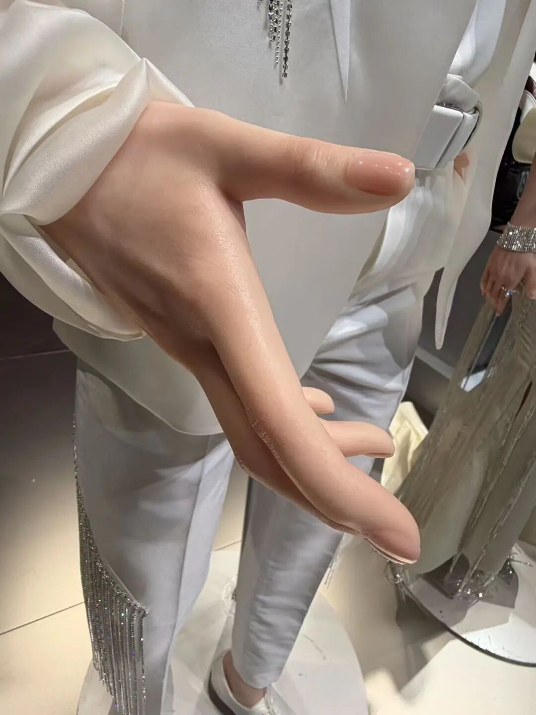 “机器人伴侣”订单破1万台，仅限成人购买！Pro版16.98万，Ultra男女版各99万、88万，公司CEO回应：量产、技术难度较高 (http://www.kingbaby.com.cn/) wap 第4张