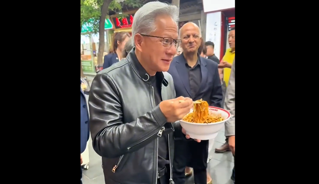 黄仁勋在北京逛街，身着标志性黑皮衣，喝8元蜜雪冰城，吃38元炸酱面，尝试北京豆汁喝出表情包 (http://www.hilij.com/) caijing 第3张