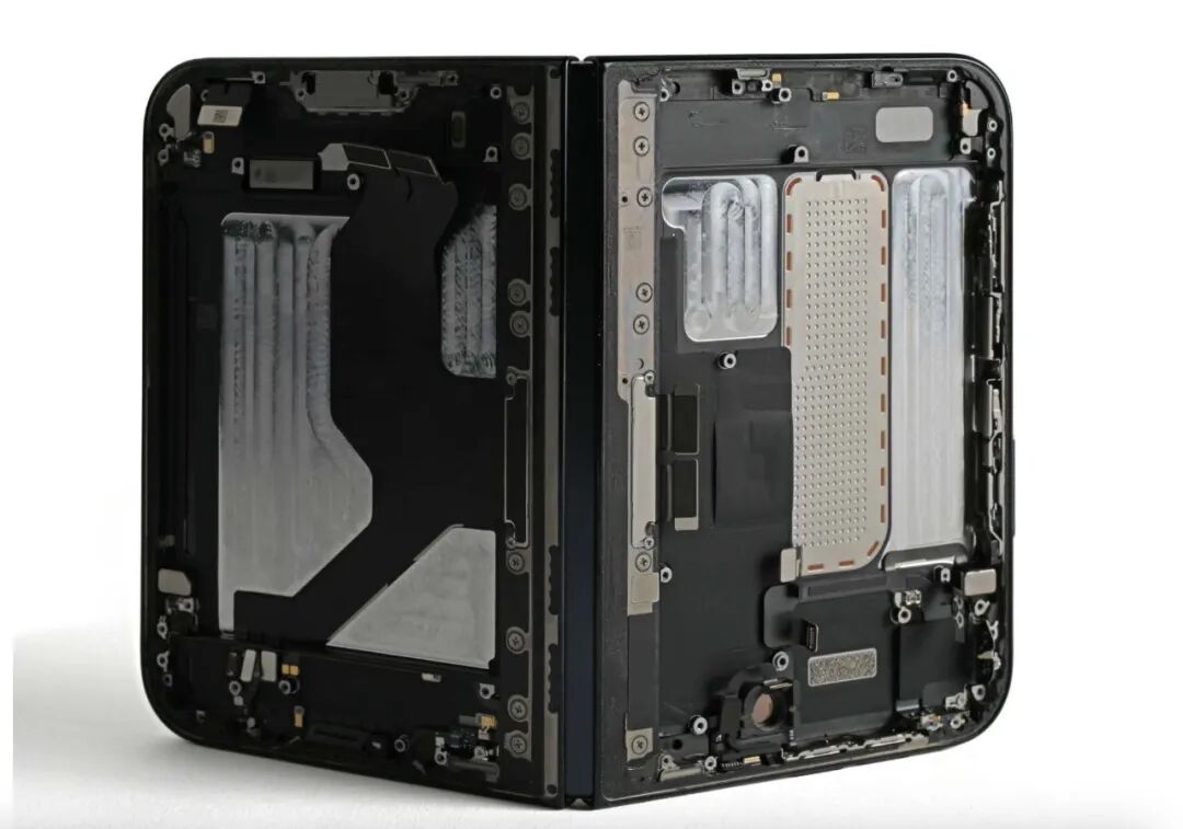 全球多地用户反馈iPhone Duo屏幕开裂，有的“开合4次就裂了”！机构拆机“破案”：可能与铰链内部支撑结构有关 (http://www.kingbaby.com.cn/) wap 第6张