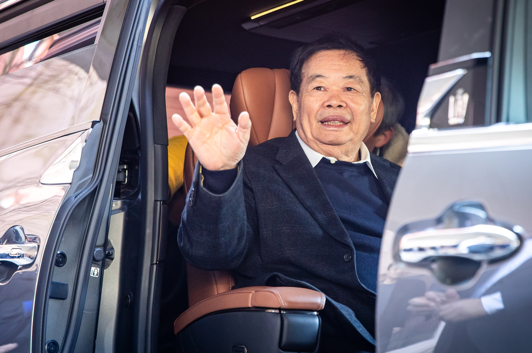 曹德旺现身福耀玻璃年度股东会，力挺儿子曹晖：“他当董事长，干得比我强” (http://www.photoreceiver.com/) 财经 第1张