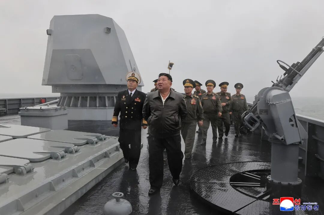 现场画面：金正恩登上“崔贤”号，予以高度评价！要求按计划于6月中旬移交海军服役 (http://www.chichengjiaxiao.cn/) caij 第1张