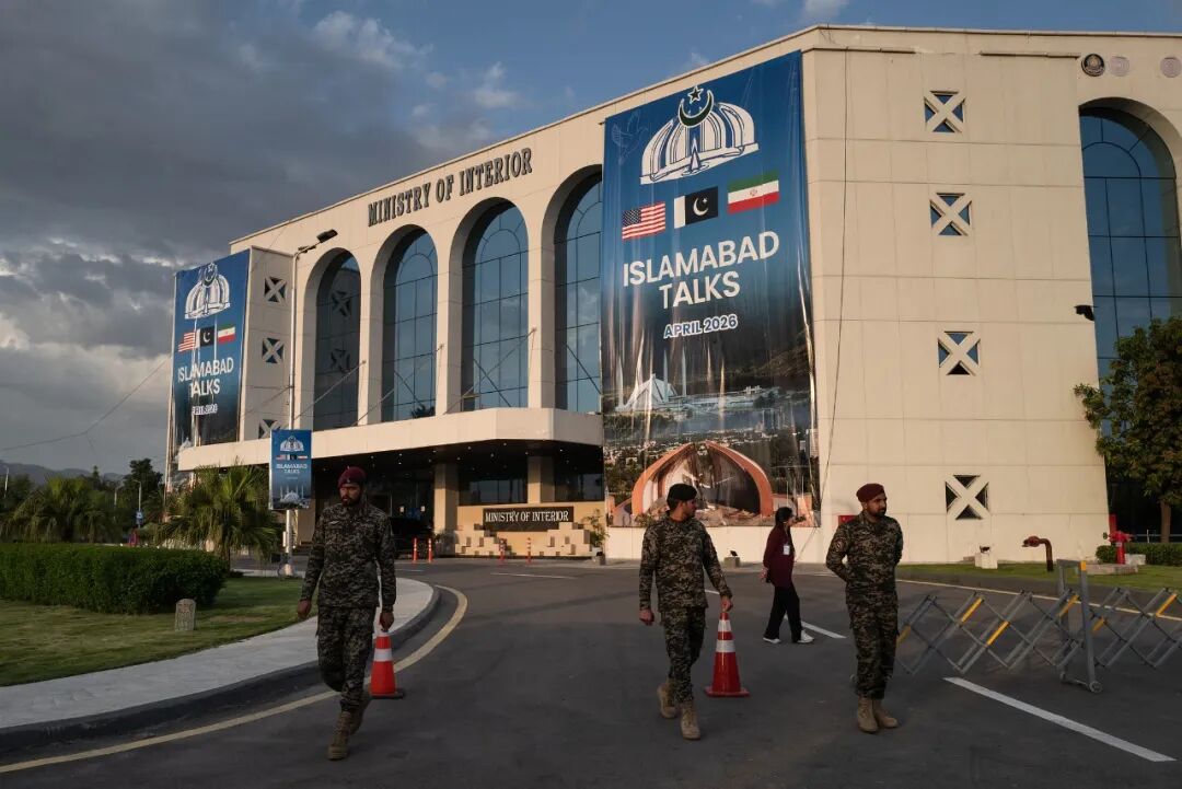 突发!美军正式“封锁”之后,一商船在阿曼湾被击中并起火!伊朗正考虑暂停霍尔木兹海峡航运,北约成员再拒特朗普:不参与封锁 p 第7张-暗黑者 突发!美军正式“封锁”之后,一商船在阿曼湾被击中并起火!伊朗正考虑暂停霍尔木兹海峡航运,北约成员再拒特朗普:不参与封锁 (http://www.hilij.com/) p 第7张