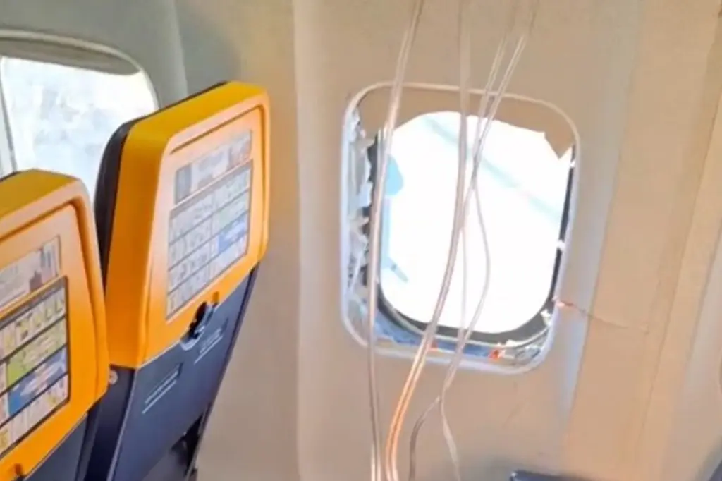 惊险！一架波音737起飞后不久，发动机部件脱落砸碎舷窗，一名乘客被部分吸出窗外！8年前类似事故造成1人被吸出死亡 (http://www.kingbaby.com.cn/) wap 第1张
