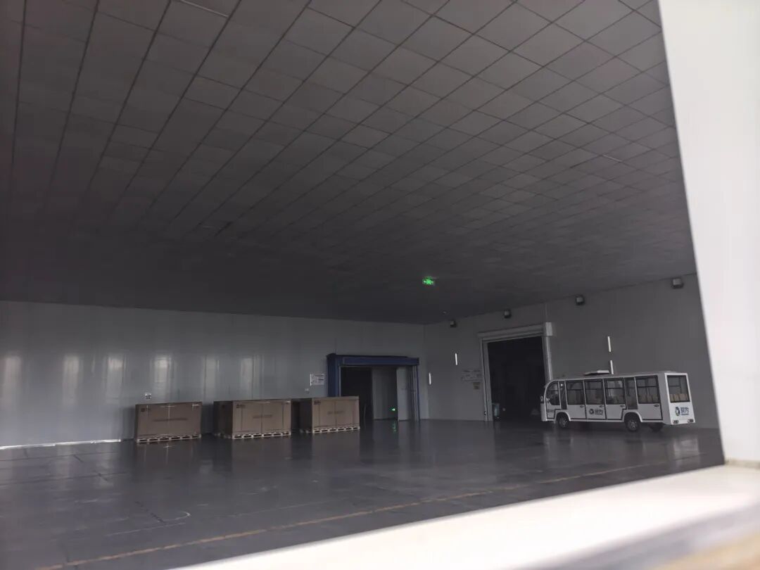 号称投资122亿元的光伏基地，如今几乎停摆！留守员工路边打牌，厂区监控也停了，95后“企二代”被立案调查 (http://www.hilij.com/) p 第5张