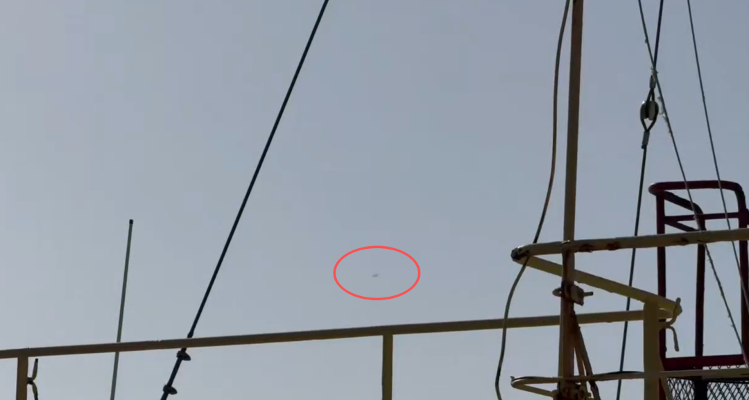 美伊停火首日，实拍霍尔木兹：海峡仍被封锁，战机呼啸而过！伊朗海军广播录音曝光，被困40天船员：都在等通知！12小时内仅2艘船通过 (http://www.photoreceiver.com/) wap 第3张