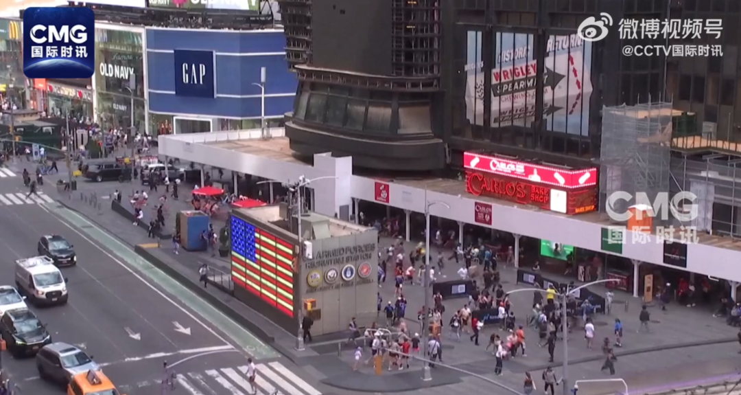 美国纽约时报广场发生枪击事件，人群四散奔逃，路人纷纷寻找掩体躲避！事发时纽约尼克斯队NBA总冠军庆祝游行刚结束，街上挤满人群 (http://armanice.com/) wap 第1张