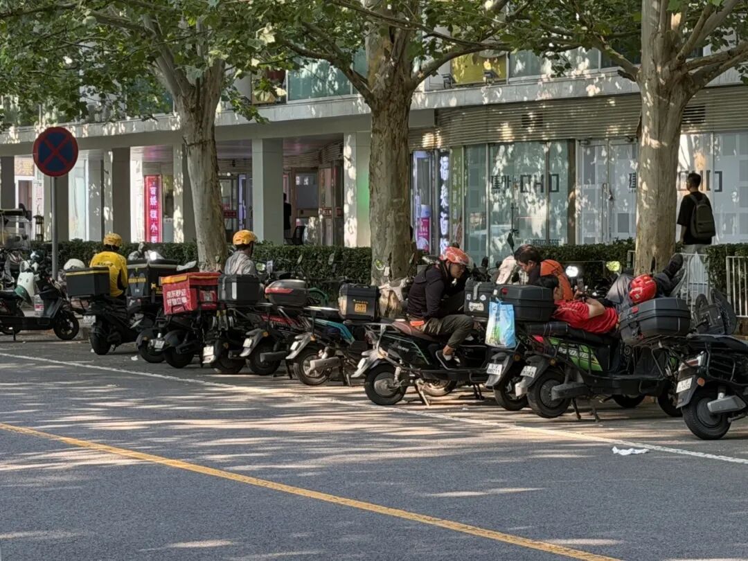 外卖大战“停火”，今夏无“爆单”，众包骑手：附近十几个订单，但在线骑手有75人；去年曾月入2万多，今年1万都难 (http://www.kingbaby.com.cn/) wap 第1张