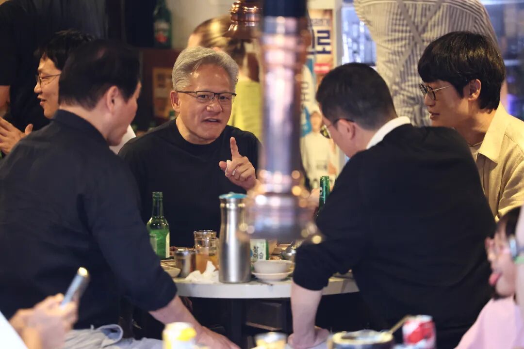 黄仁勋综艺节目录制画面曝光：身穿标志性的黑色皮夹克，与主持人刘在石跨界对话，还即兴跳起舞 (http://armanice.com/) wap 第3张