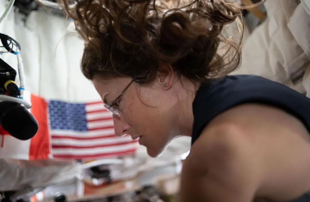 美载人绕月飞船开始返回地球之旅，NASA公布太空影像！绕月飞行宇航员使用了哪些日常地球科技？ (http://www.paipi.cn/) wap 第11张