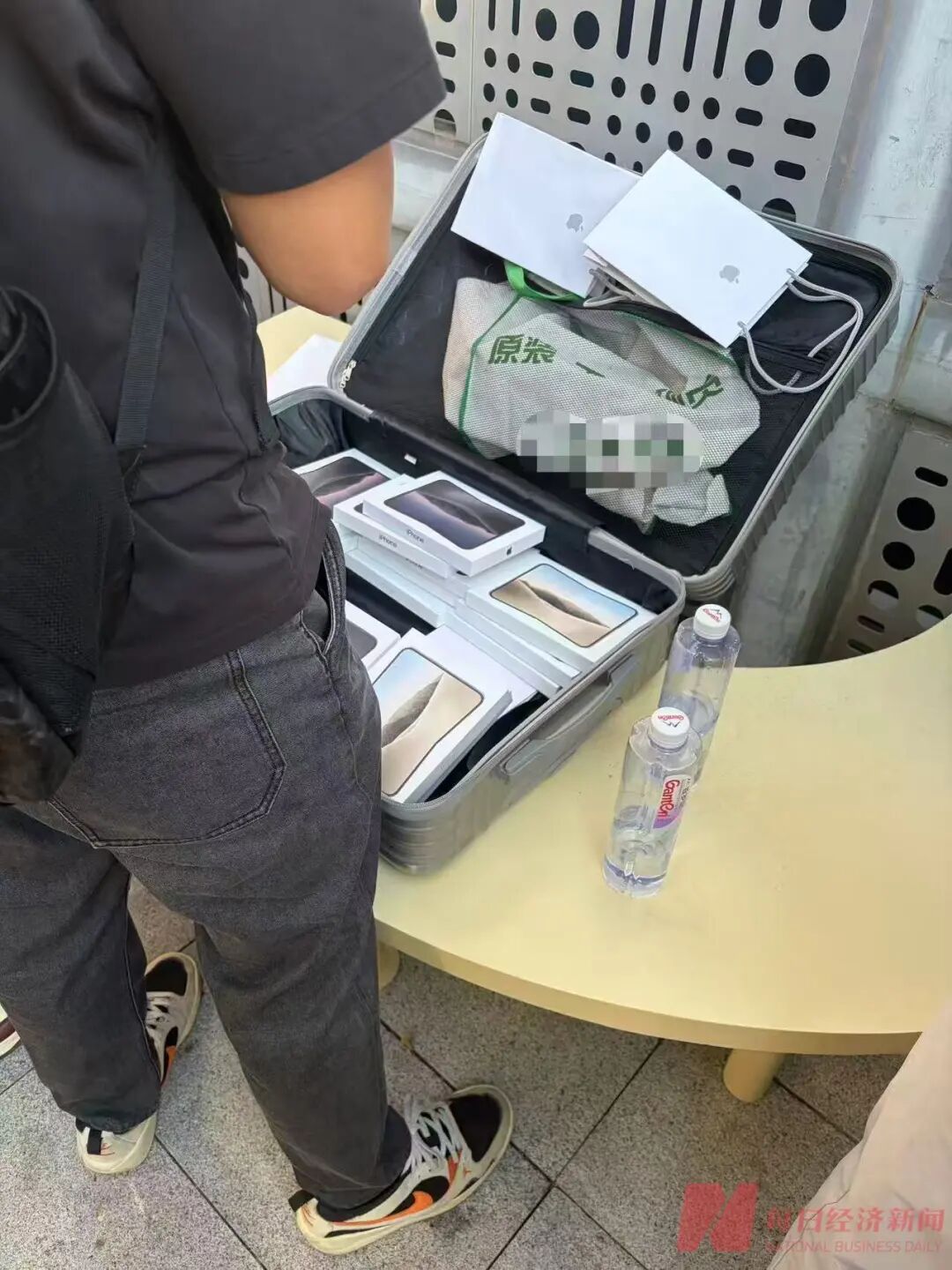 iPhone Duo开售首日溢价腰斩！现场：苹果门店外排长龙，黄牛加价2000元回收，还有黄牛感叹：发售半小时，这里没有成交一单 (http://www.kingbaby.com.cn/) wap 第3张