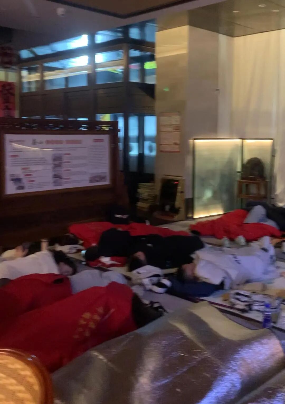 泰山五一假期凌晨挤满游客，人人身穿御寒服看日出，有餐厅售卖夜间休息位60元可坐两小时，酒店太空舱388元一晚 (http://www.999law.cn/) caij 第2张