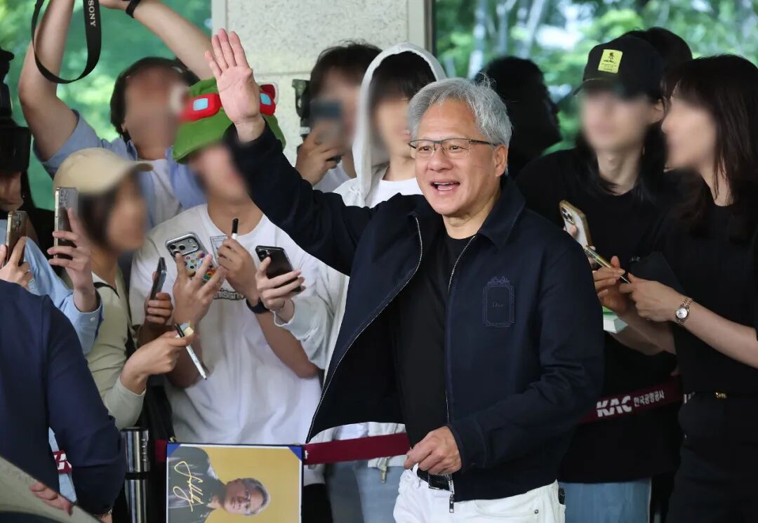 黄仁勋抵达韩国，大批粉丝接机！他第一时间赶去网吧见Faker，随后去五花肉店与韩企掌门们吃饭！“机器人是韩国下一个主要产业” (http://armanice.com/) wap 第1张