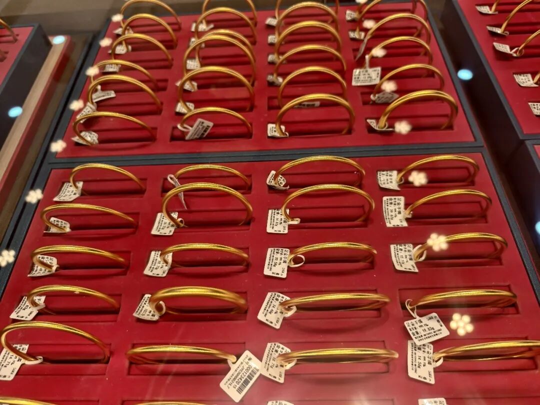 三大金店半年关店超千家,也有品牌赚钱赚到手软:金饰行业正从“卖金子”,变成“卖情绪价值” wap 第1张-婴之杰 三大金店半年关店超千家,也有品牌赚钱赚到手软:金饰行业正从“卖金子”,变成“卖情绪价值” (http://www.kingbaby.com.cn/) wap 第1张