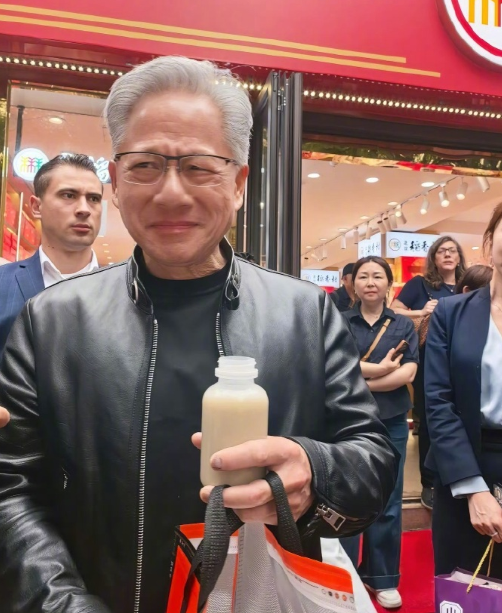 黄仁勋在北京逛街，身着标志性黑皮衣，喝8元蜜雪冰城，吃38元炸酱面，尝试北京豆汁喝出表情包 (http://www.hilij.com/) caijing 第2张