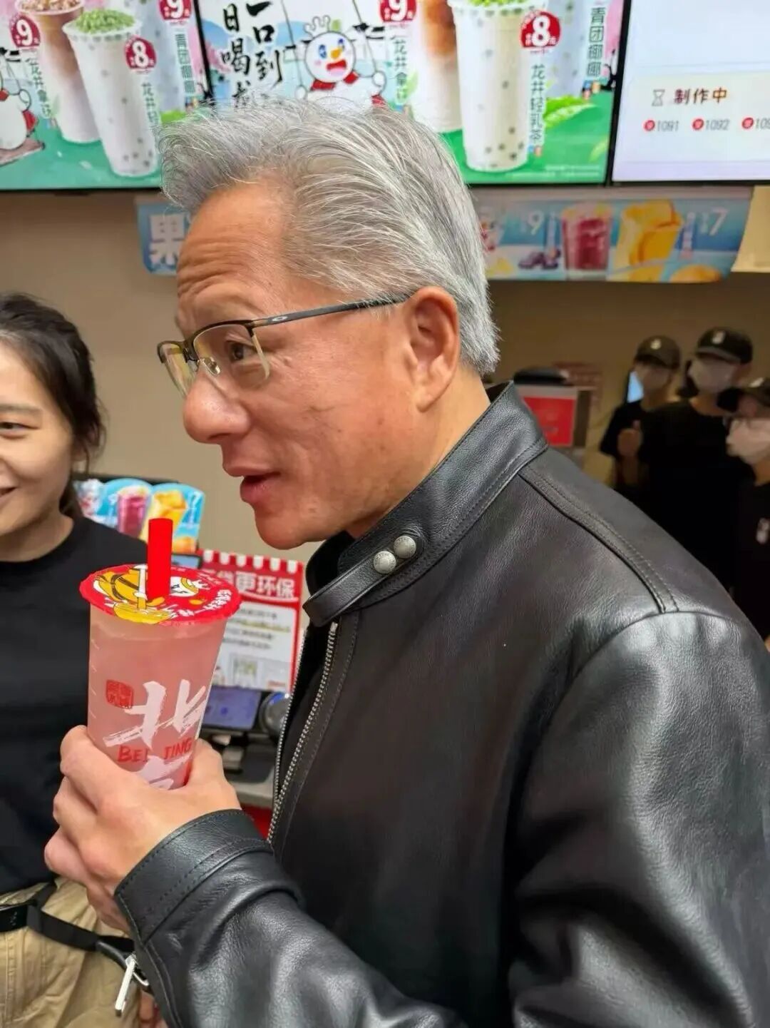 蜜雪冰城上线黄仁勋“大佬同款”饮品，销量暴增！官微推荐配文“和液冷降温更配哦”，配图上还有皮衣和显卡 (http://www.hilij.com/) caijing 第1张