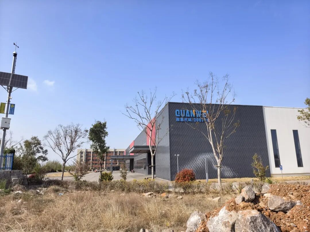 号称投资122亿元的光伏基地，如今几乎停摆！留守员工路边打牌，厂区监控也停了，95后“企二代”被立案调查 (http://www.hilij.com/) p 第7张