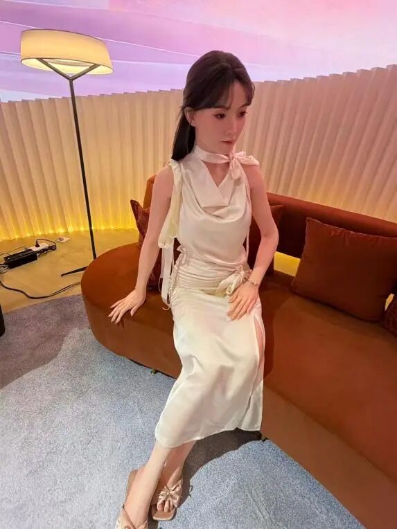 “机器人伴侣”订单火爆，却被吐槽“货不对板”！Pro款深夜优惠1万元，不能行走、做家务，主打情感陪伴！相关公司股价坐“过山车” (http://www.kingbaby.com.cn/) wap 第3张