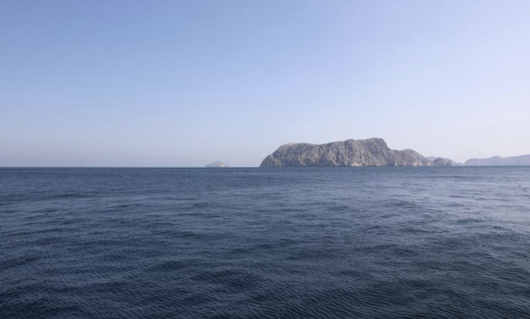 韩国船只在霍尔木兹海峡遭袭爆炸起火，韩国政府要求伊朗“表明立场”！特朗普此前称“是伊朗开的火” (http://www.999law.cn/) sxw 第1张