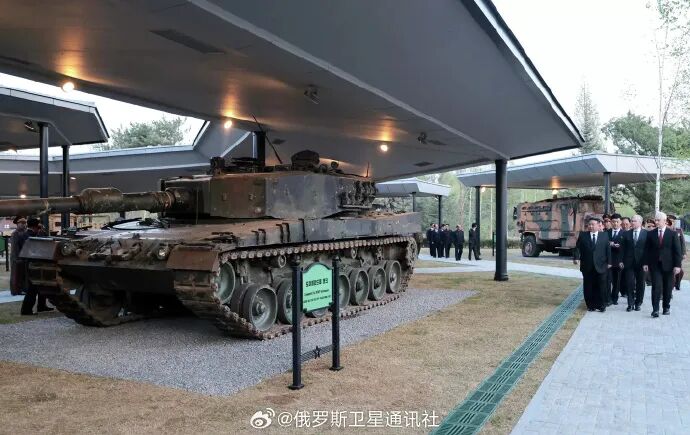 朝鲜展示在俄乌战场缴获的西方武器，包括“豹”-2、M1A1“艾布拉姆斯”坦克！普京：铭记俄朝士兵并肩作战的英勇事迹 (http://www.photoreceiver.com/) oks 第1张