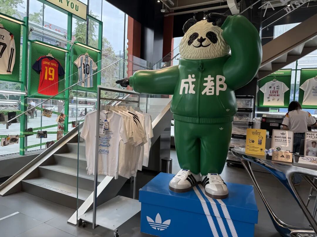 “进城办事”火了！官方接梗造爆款，每经记者实探阿迪达斯成都门店：定制T恤订单暴增4倍，还有人想印“进城不办事” (http://www.kingbaby.com.cn/) wap 第9张