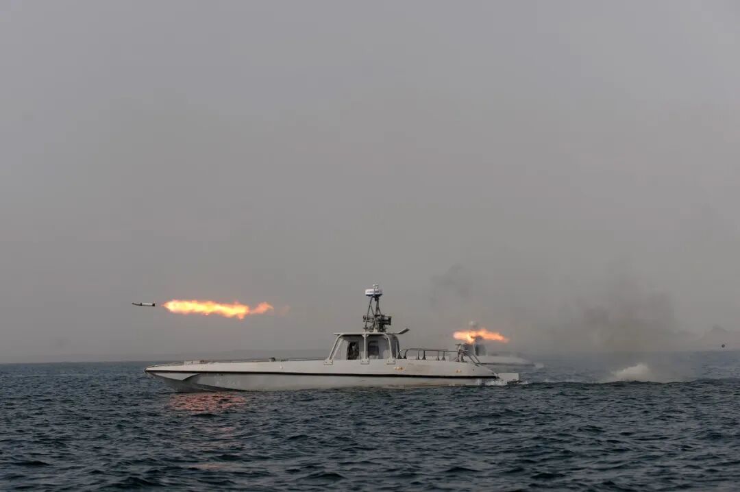 又动手了！伊朗炮艇开火，一集装箱船严重受损！特朗普支持率已降至33%，美财长：将继续“经济狂怒行动”，伊朗油井将在数天内关闭 (http://www.hilij.com/) p 第1张