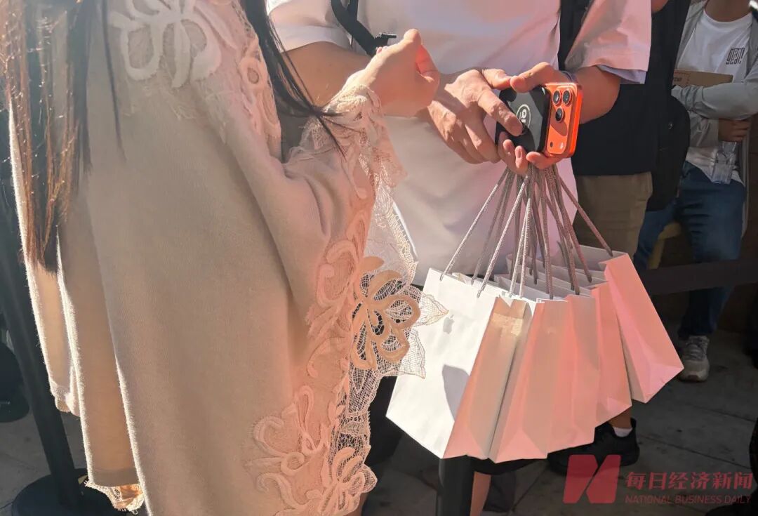 iPhone Duo开售首日溢价腰斩！现场：苹果门店外排长龙，黄牛加价2000元回收，还有黄牛感叹：发售半小时，这里没有成交一单 (http://www.kingbaby.com.cn/) wap 第1张