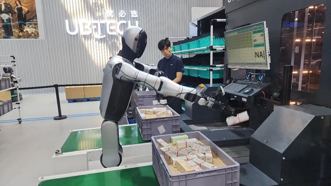 实探“2026世界机器人大会”：小米新人形机器人亮相，车企跨界入局，从“讲故事”到“做生意”，机器人开始全员“干活” (http://www.kingbaby.com.cn/) wap 第4张