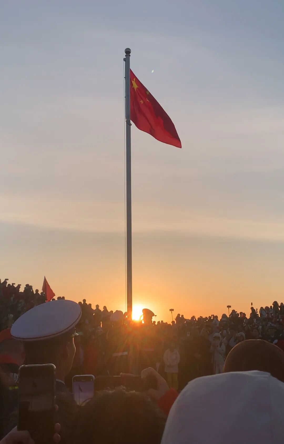泰山五一假期凌晨挤满游客，人人身穿御寒服看日出，有餐厅售卖夜间休息位60元可坐两小时，酒店太空舱388元一晚 (http://www.999law.cn/) caij 第4张