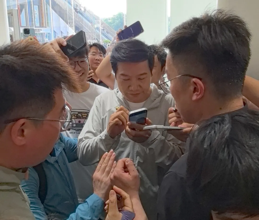 雷军一早现身武汉，路边坐小板凳吃热干面 (http://armanice.com/) wap 第4张
