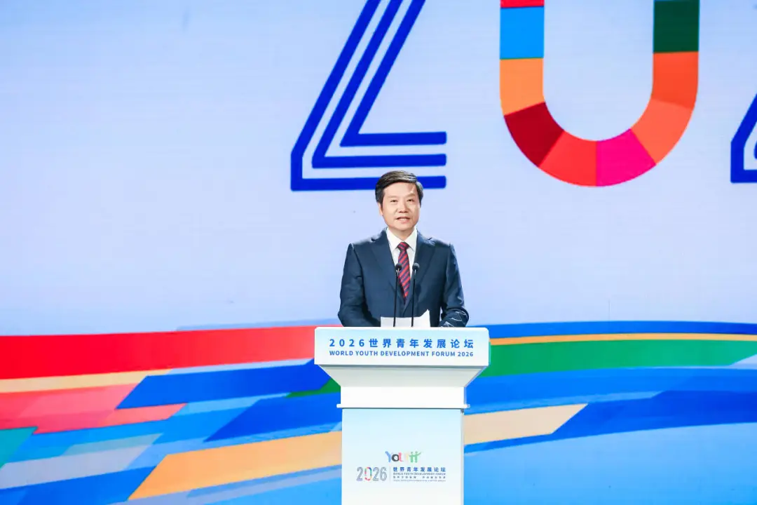 雷军一早现身武汉，路边坐小板凳吃热干面 (http://armanice.com/) wap 第2张