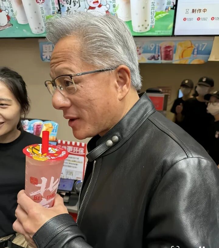 黄仁勋在北京逛街，身着标志性黑皮衣，喝8元蜜雪冰城，吃38元炸酱面，尝试北京豆汁喝出表情包 (http://www.hilij.com/) caijing 第4张