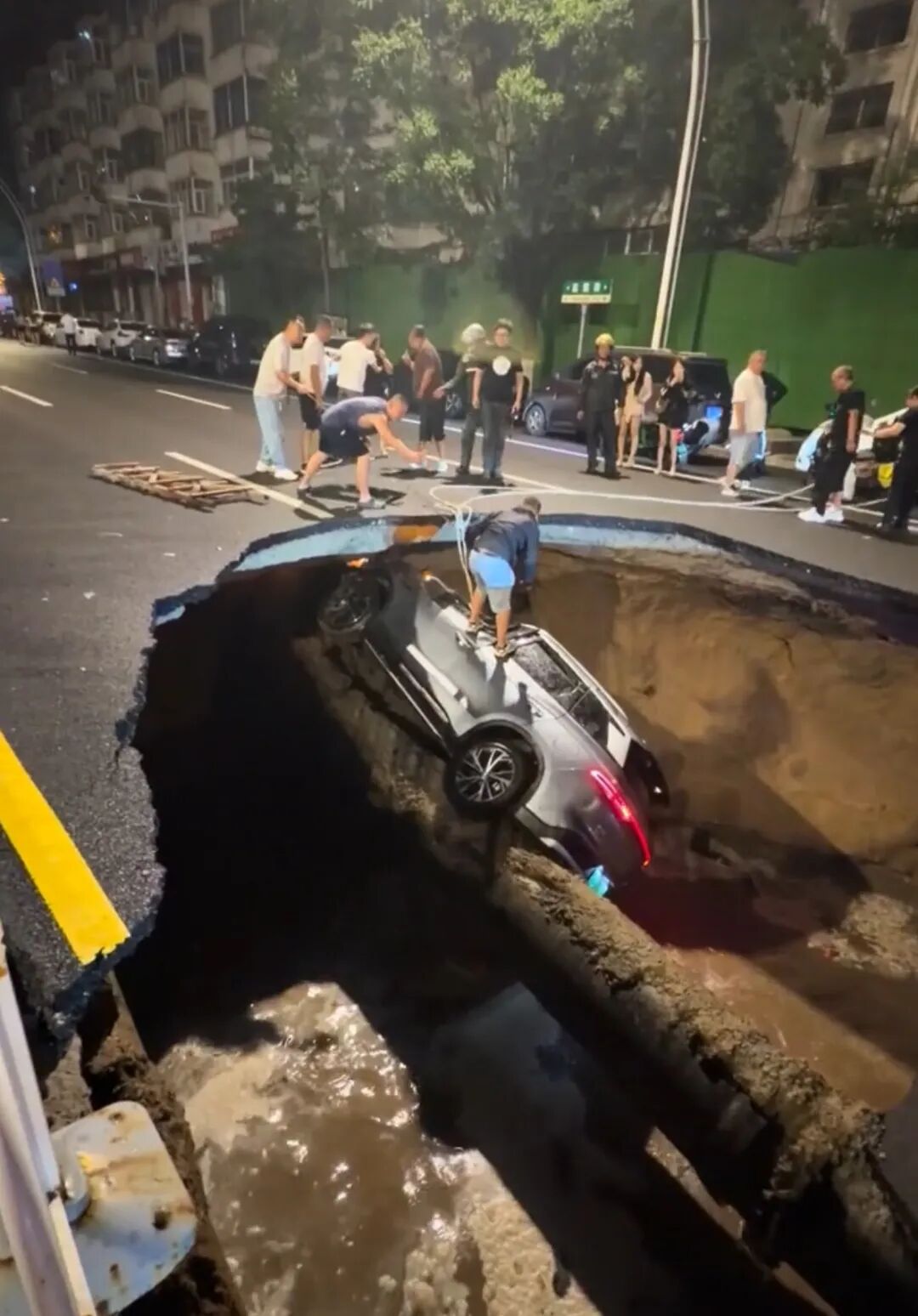 河北张家口一路面深夜塌陷致3车坠落，多位市民牵绳施救，当地通报：被困4人全部救出，1死1轻微伤，其他2人未受伤 (http://www.kingbaby.com.cn/) wap 第1张