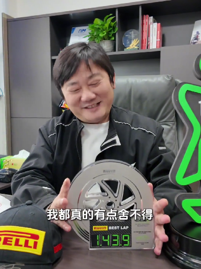 张雪宣布捐赠嫣然“加码”：将冠军奖杯、签名帽子一起赠送！喊话李亚鹏：用途你定，我信你！称赛车起拍价40万，有点寒酸，所以加码 (http://www.photoreceiver.com/) wap 第5张