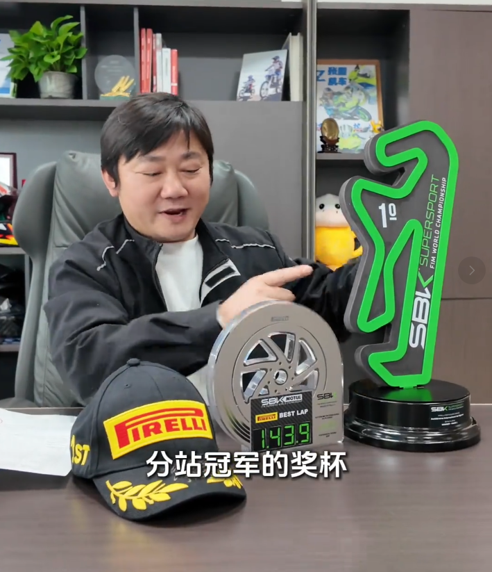 张雪宣布捐赠嫣然“加码”：将冠军奖杯、签名帽子一起赠送！喊话李亚鹏：用途你定，我信你！称赛车起拍价40万，有点寒酸，所以加码 (http://www.photoreceiver.com/) wap 第1张