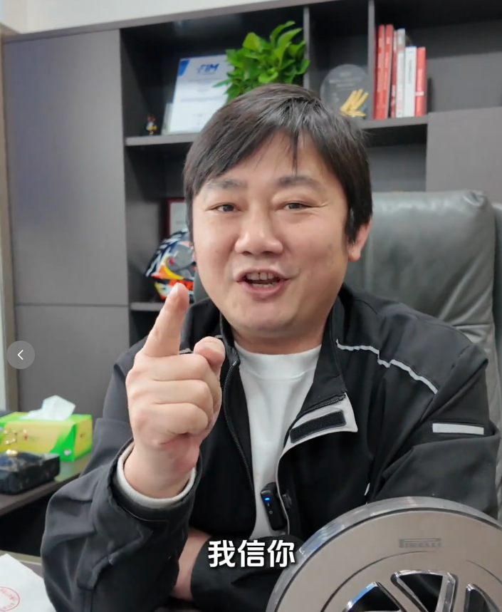 张雪宣布捐赠嫣然“加码”：将冠军奖杯、签名帽子一起赠送！喊话李亚鹏：用途你定，我信你！称赛车起拍价40万，有点寒酸，所以加码 (http://www.photoreceiver.com/) wap 第3张