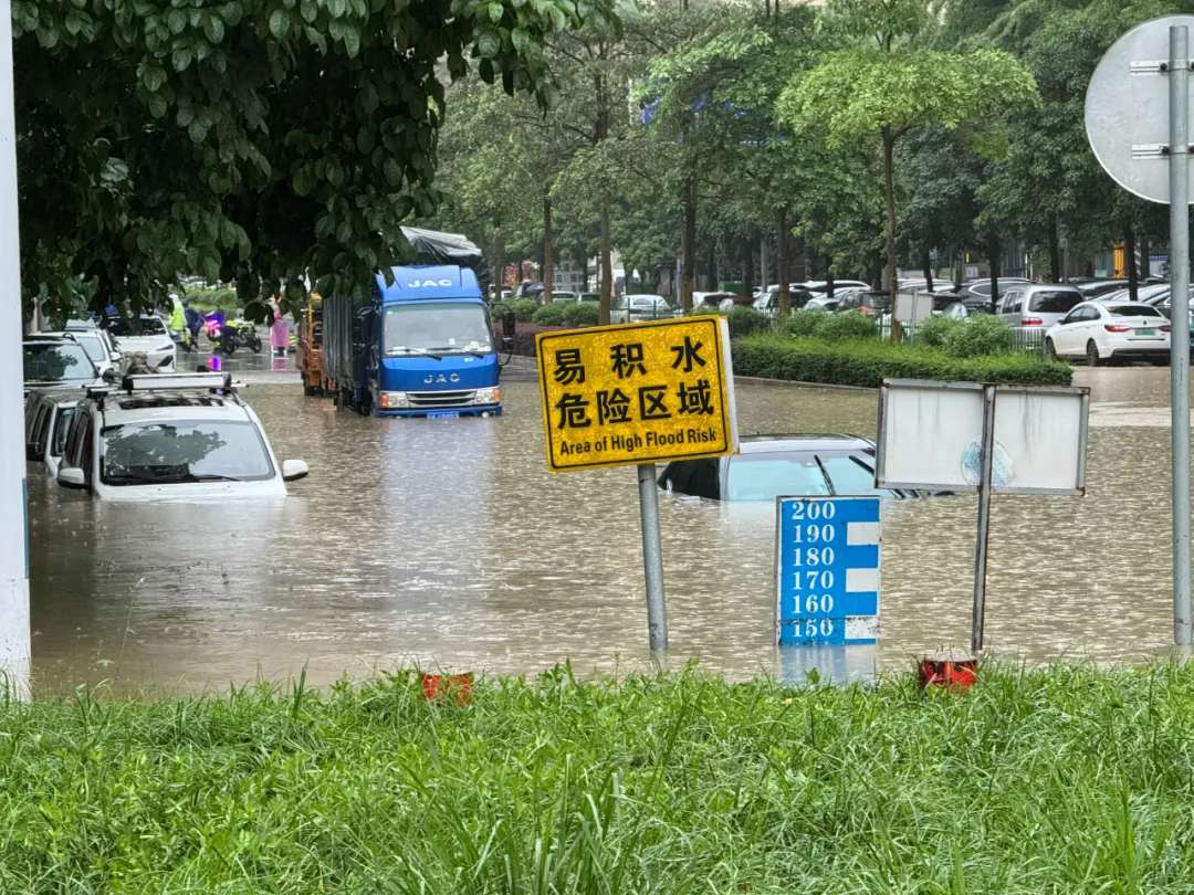 车辆、商铺还有10栋楼低层被淹！南宁启动内涝一级响应; 钦州小时雨量破历史纪录，滑动60分钟雨量超过郑州720特大暴雨