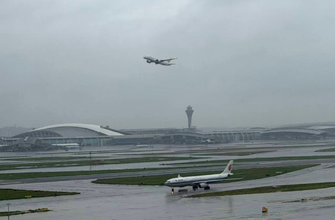 重庆飞广州航班，落地后在机场滑行58分钟才靠桥下客，乘客：空乘人员不断安抚解释，称白云机场很大！机场客服回应 (http://www.kingbaby.com.cn/) wap 第2张